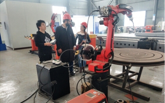 Клиент из Саудовской Аравии посещает завод Yueda для сварочного робота